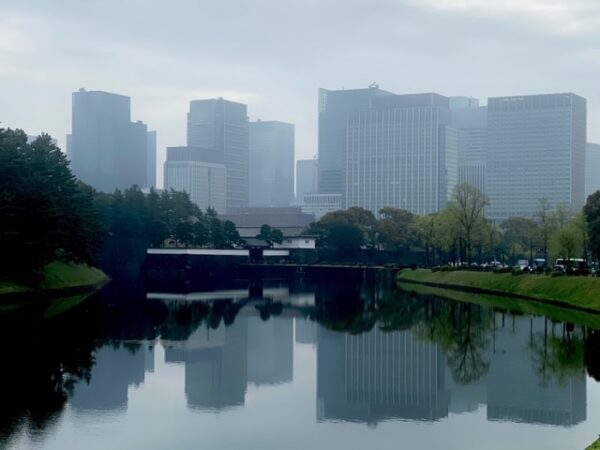 丸の内ビル群の映り込み