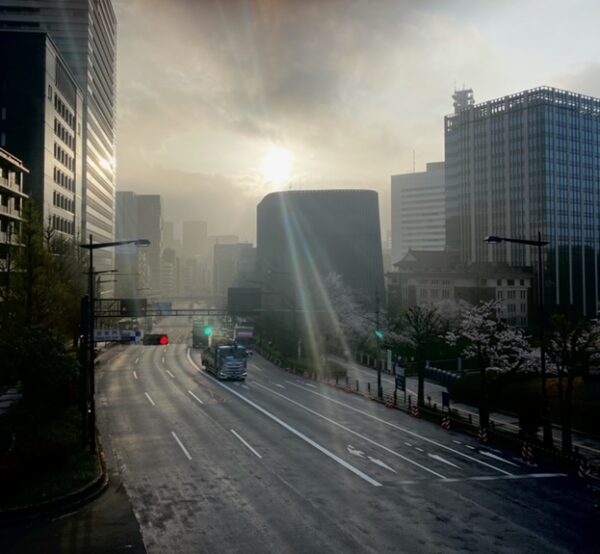 霧に朝の九段坂