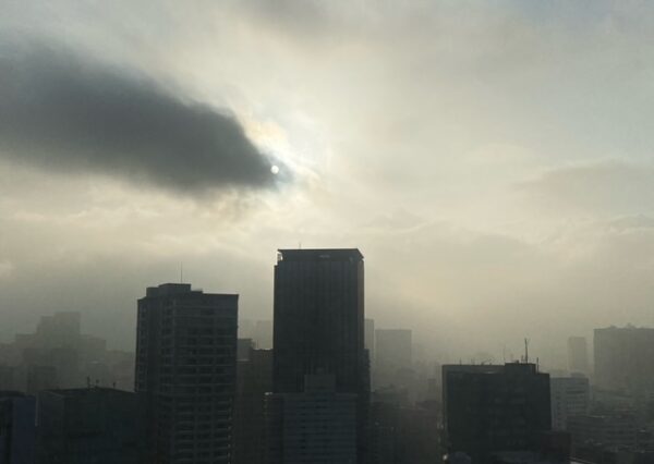 濃霧の朝の神田方面