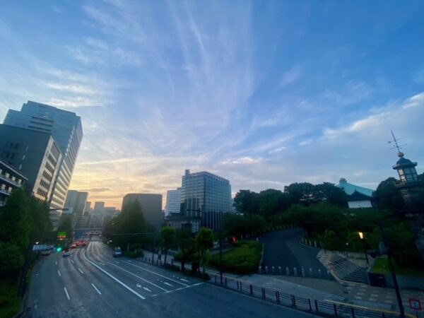 空の広い千代田区の朝