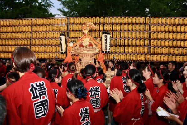 大妻女子大御輿振リ奉納