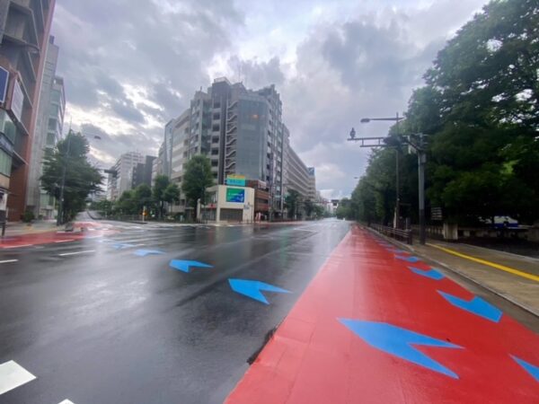人&車の居ない靖國通り