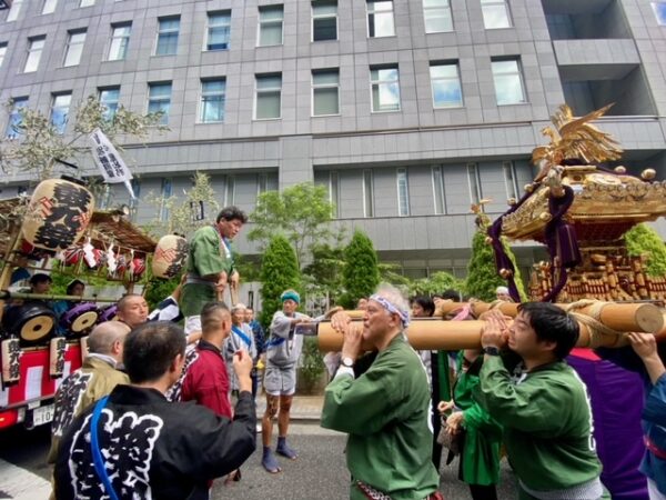 ビルの谷間の神幸祭