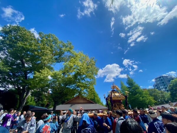 青空の下築土神社御輿振