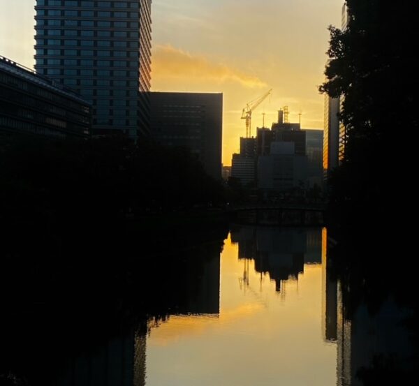 大手町の朝