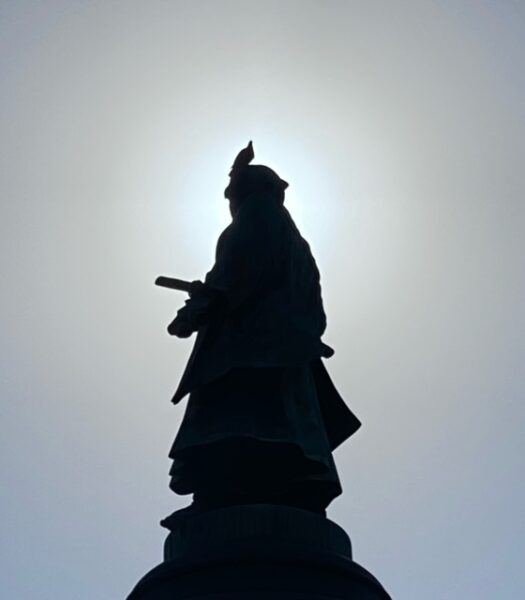 秋日を背に