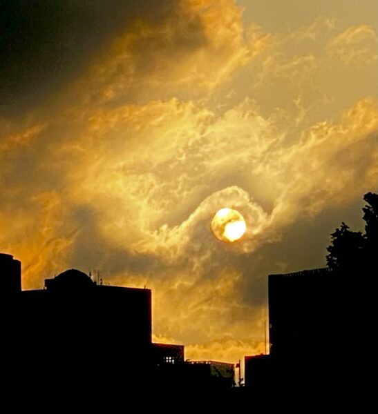 雲間の日の出