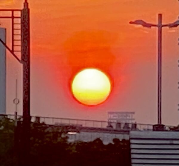千代田に登る燃える朝日