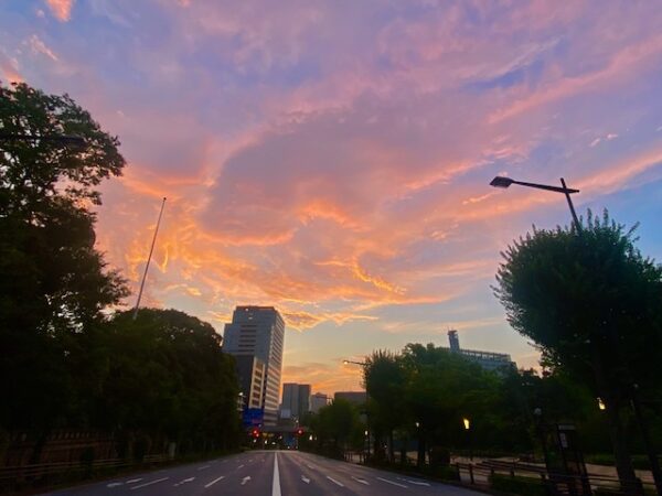 耀く茜空の九段坂