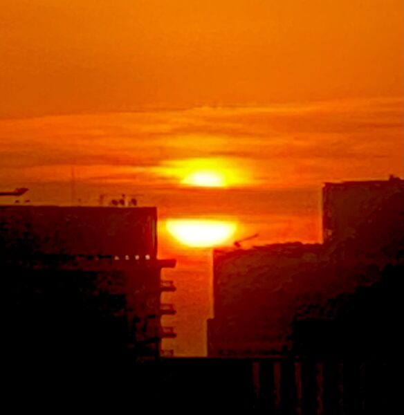 今朝の朝日はダルマみたい!