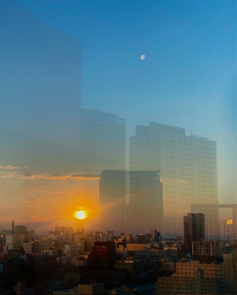 東に日の出西に残月