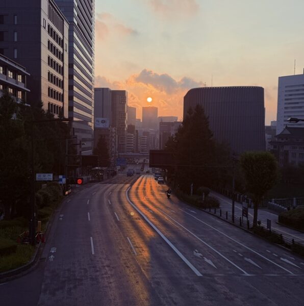 朝日に光る九段坂