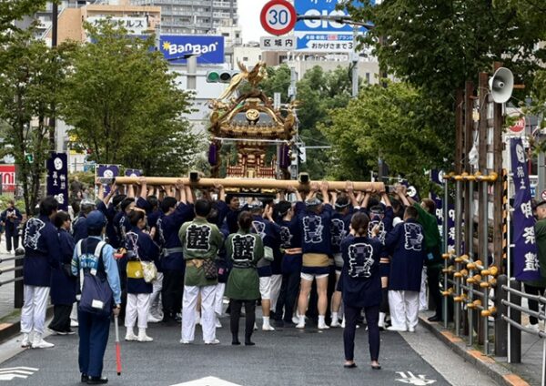 築土神社御輿振り