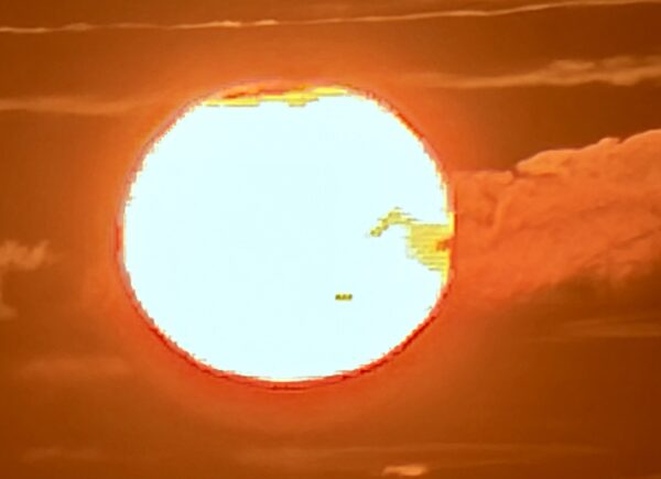 人工衛星が写り込む今朝の太陽